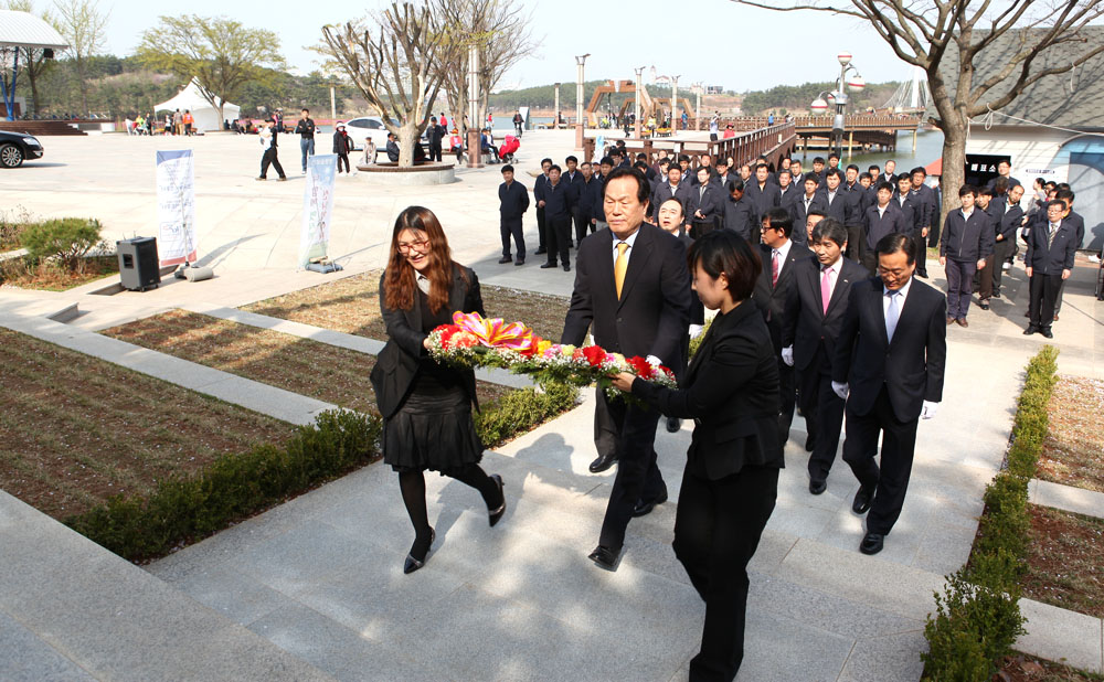 100주년 기념탑 헌화 및 기념식수