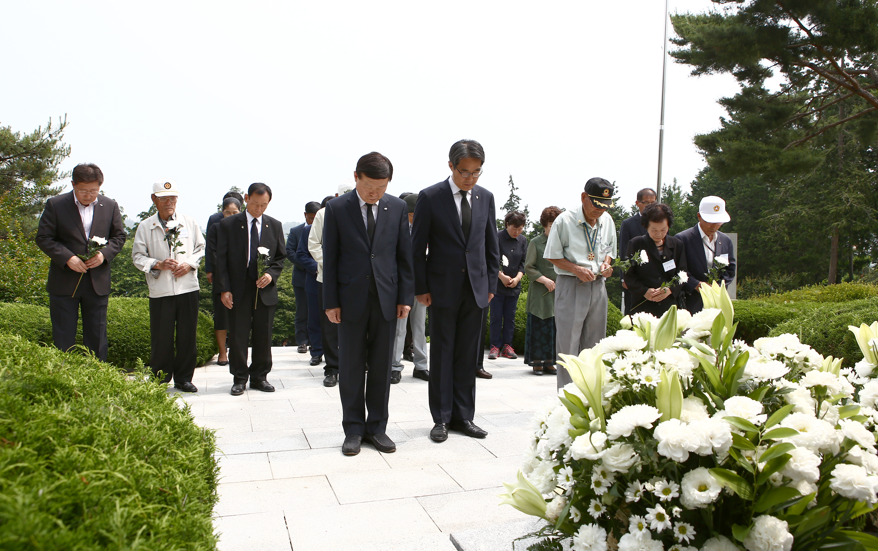 6·25 참전유공자와 현충탑 헌화 및 참배